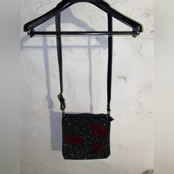 Red Lip Crossbody Bag for woman - Picture 4 of 11